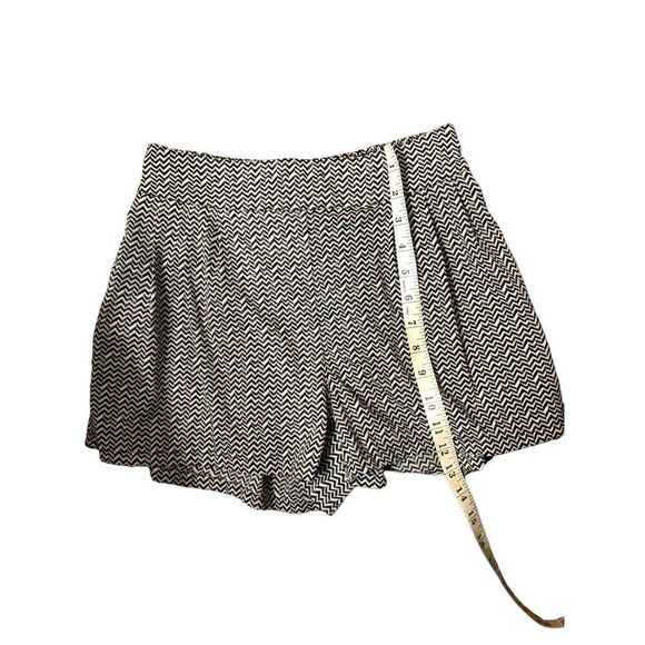 American Eagle Outfitters Chevron High Rise Shorts. White with black and gray ch - Picture 7 of 11